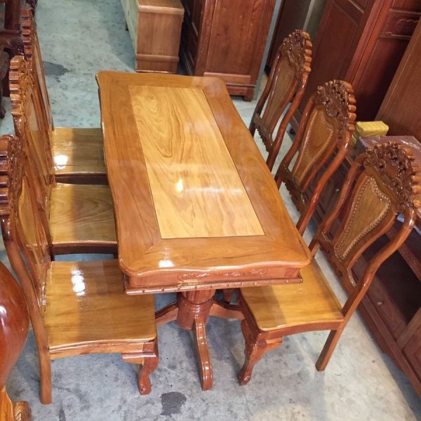 Bộ bàn ghế phòng ăn được làm từ gỗ căm xe chắc chắn